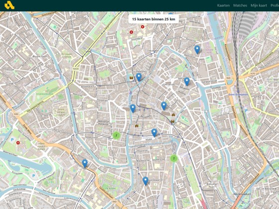 Stadsplattegrond met locatiepins en een QR-kaart met match-score